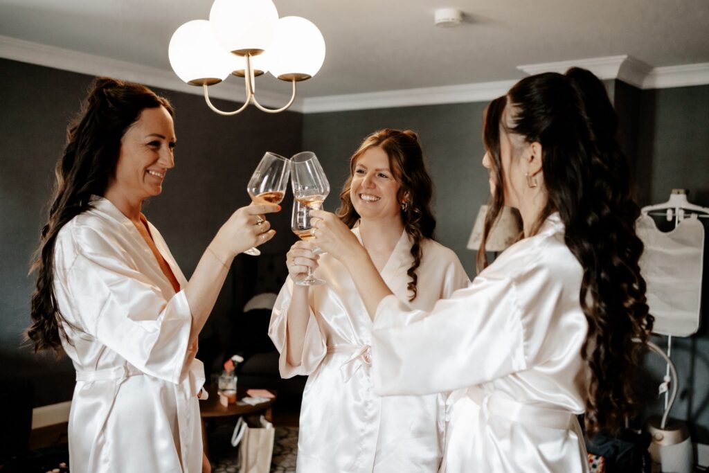 Getting Ready mit Braut und Brautjungfern - Hochzeitslocation Schloss Janson für ein Hochzeitswochenende