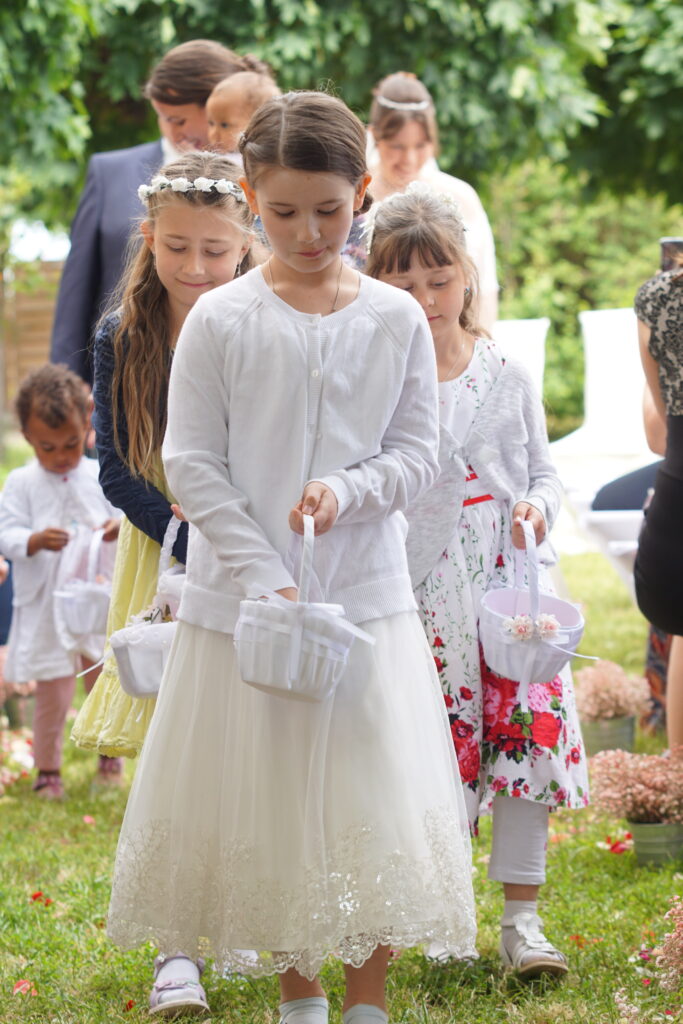 Blumenmädchen auf einer Hochzeit.