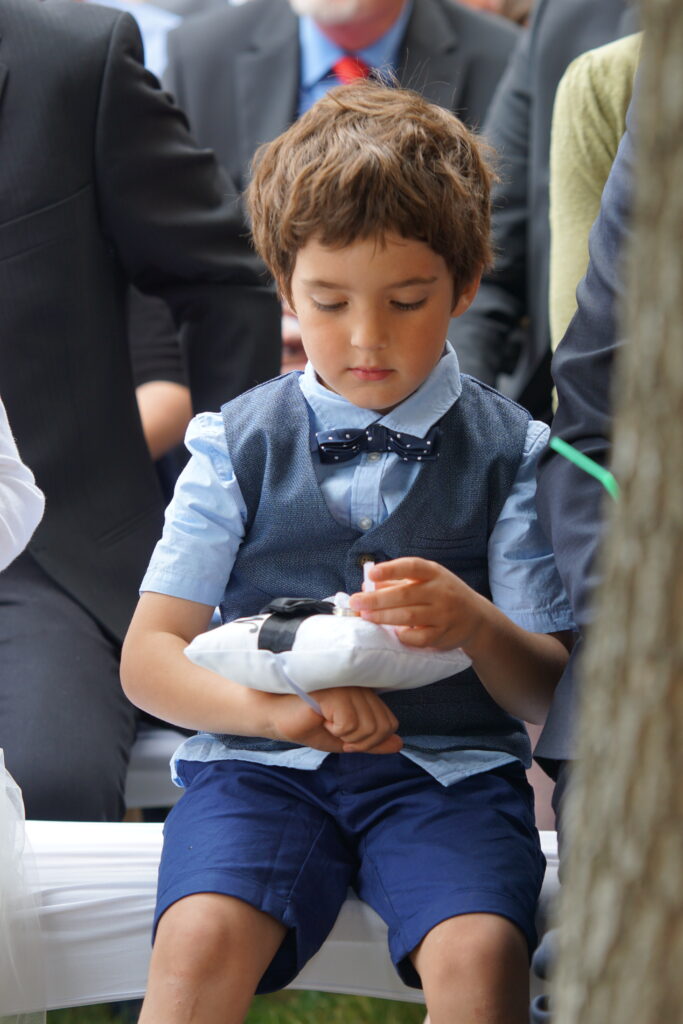 Ringträger auf einer Hochzeit.