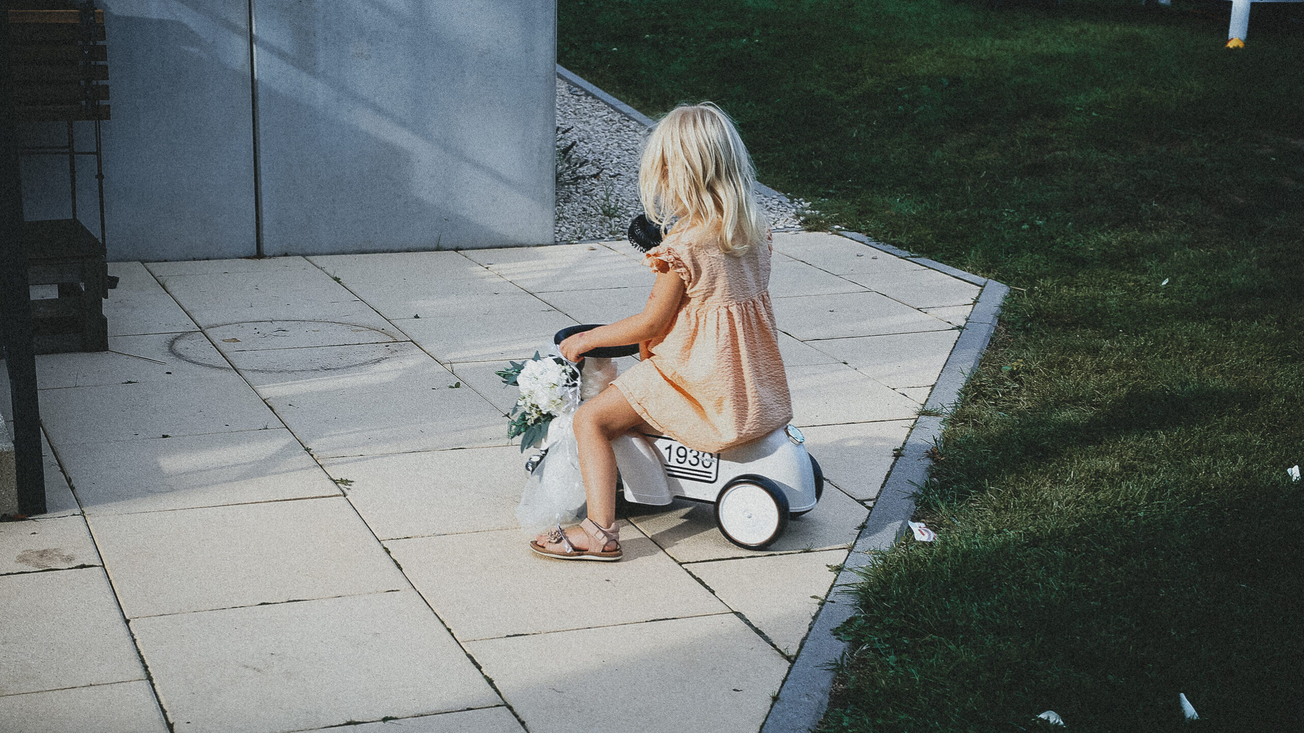 Kind beim Spielen auf einer Hochzeit auf Schloss Janson.