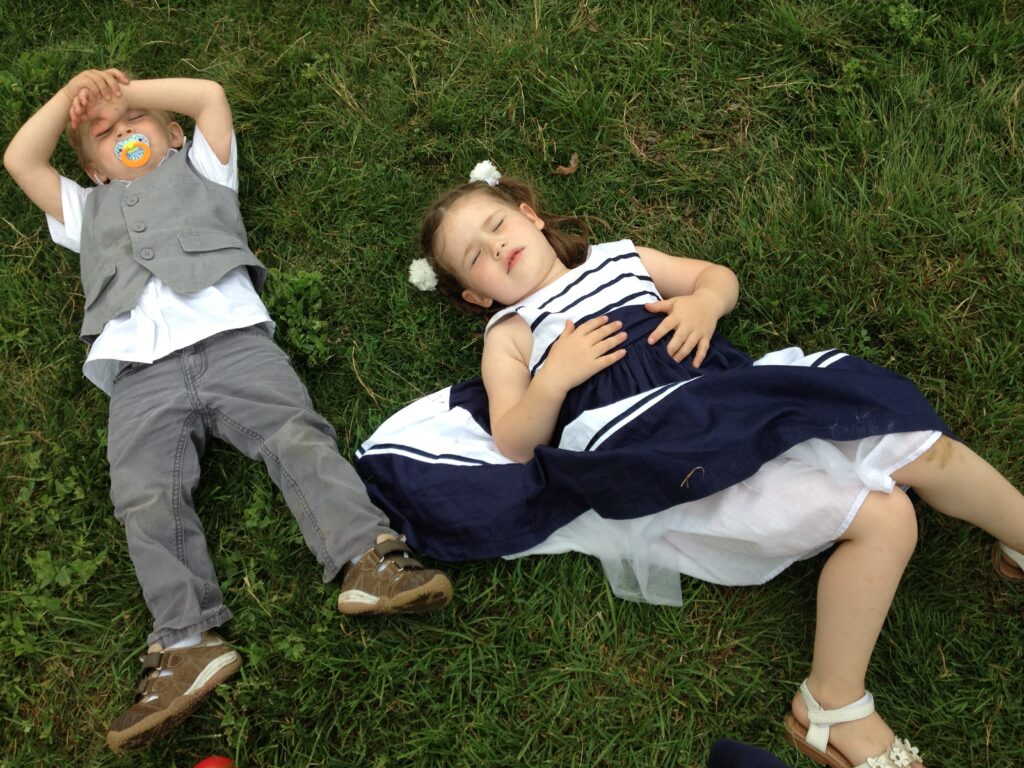 Müde Kinder bei einer Hochzeit, die nicht mit Kindern geplant hat.