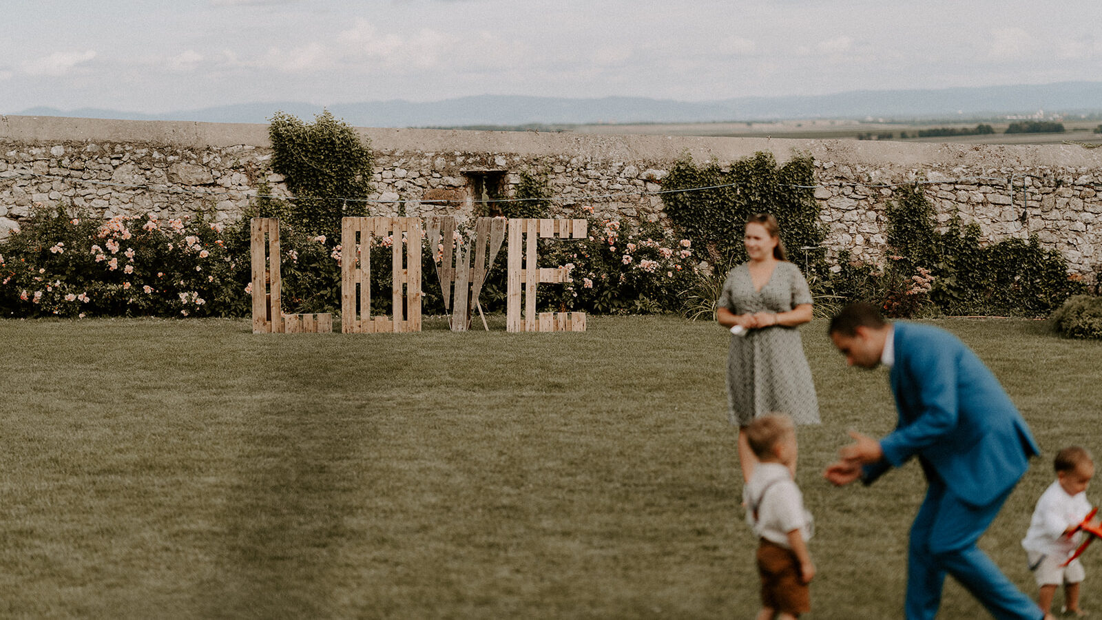 Heiraten mit Blick auf die Weinberge - Schloss Janson in der Pfalz. Kinder haben viel Platz zum spielen in dem weitläufigen Garten.