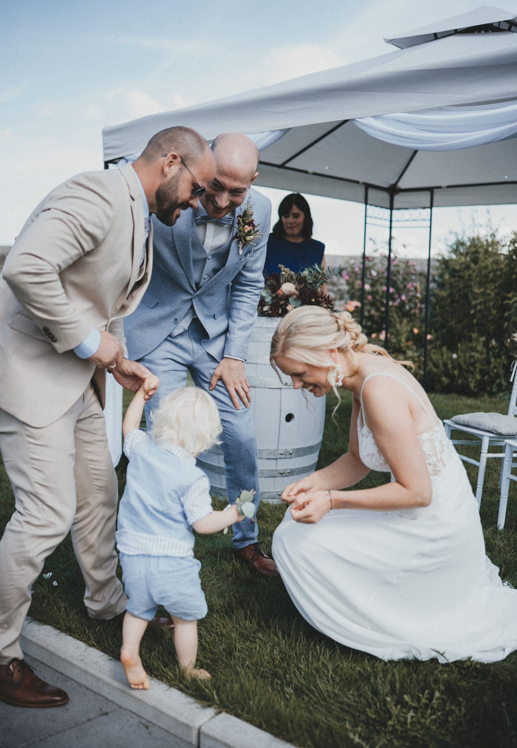 Ein Kind gratuliert Braut an ihrer Hochzeit auf Schloss Janson.