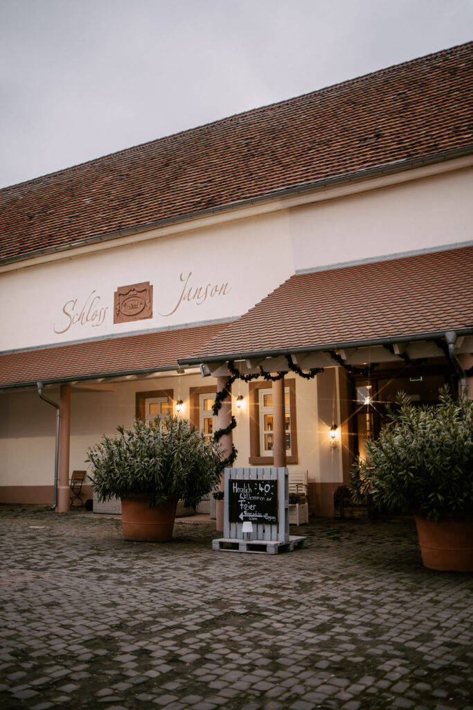 Schloss Janson Eingang zur Vinothek.