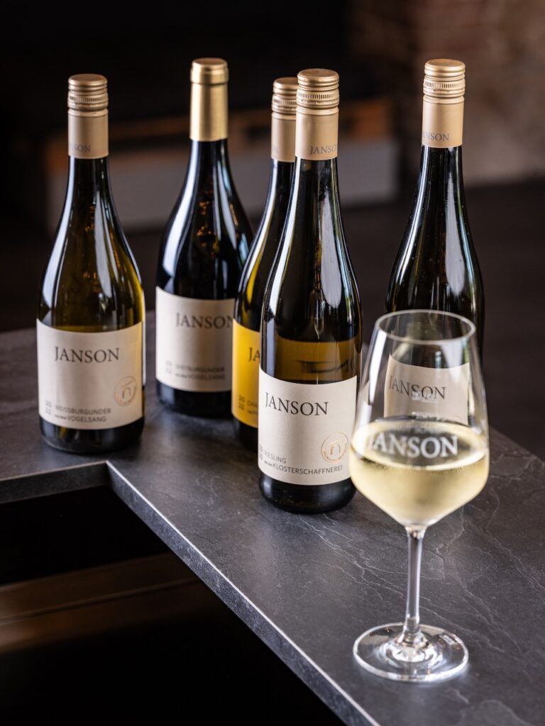 Tolle Qualitätsweine auf dem Weingut Schloss Janson. Hier findet ihr den passenden Wein für eure Hochzeit. Wir empfehlen dir den passenden Wein für deine Hochzeit.