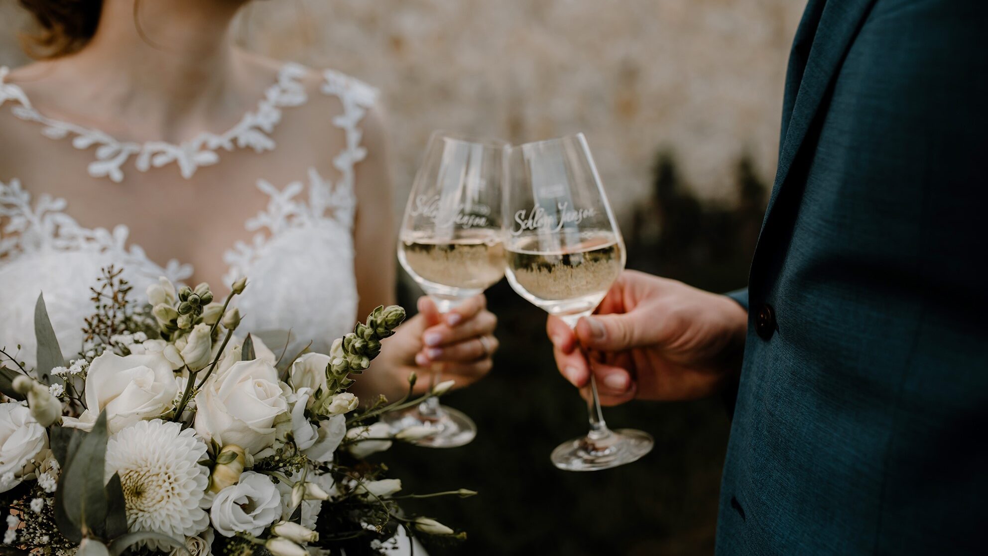 Anstoßen mit Wein bei einer Hochzeit auf Schloss Janson.