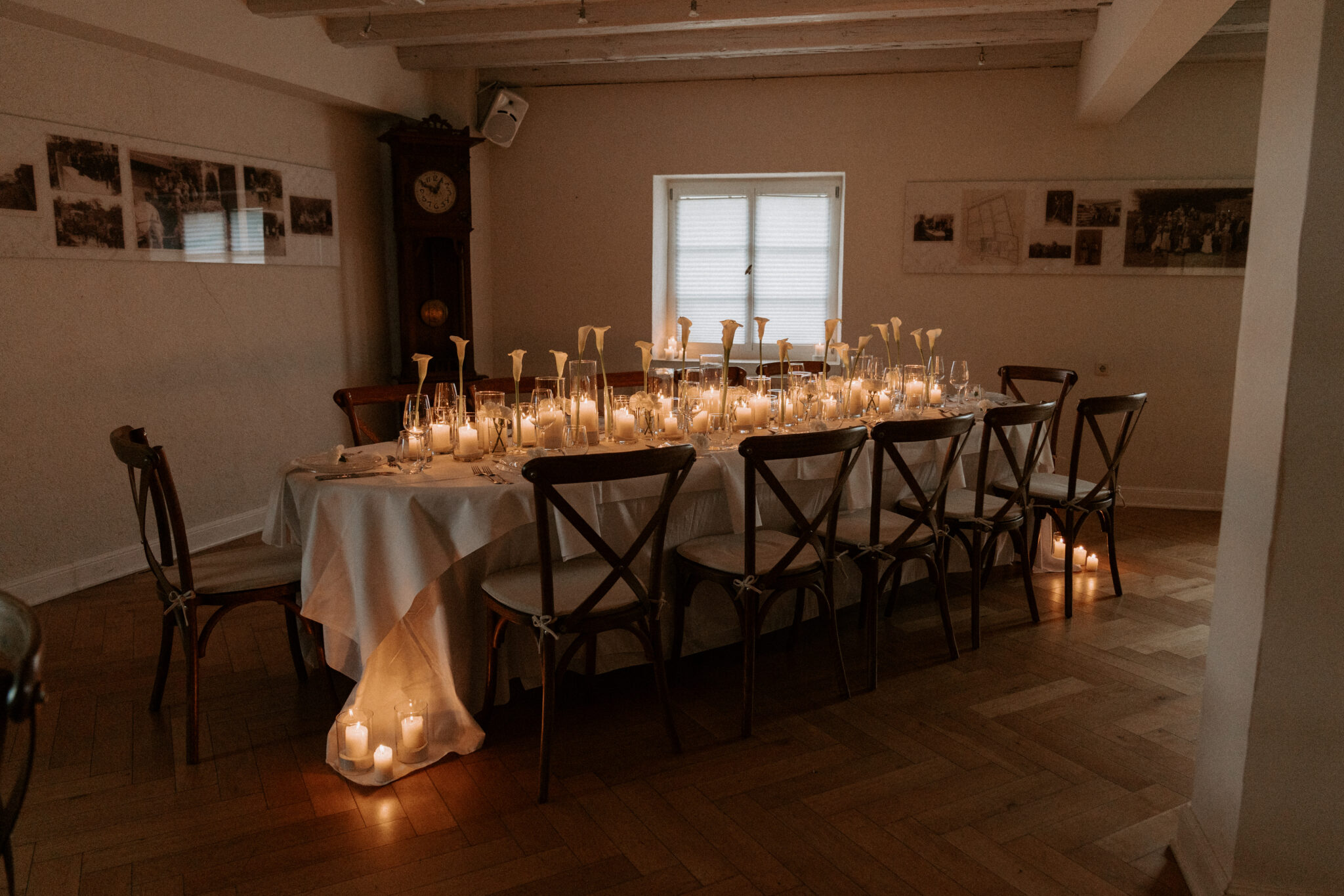 Tisch mit vielen Kerzen und Blumen